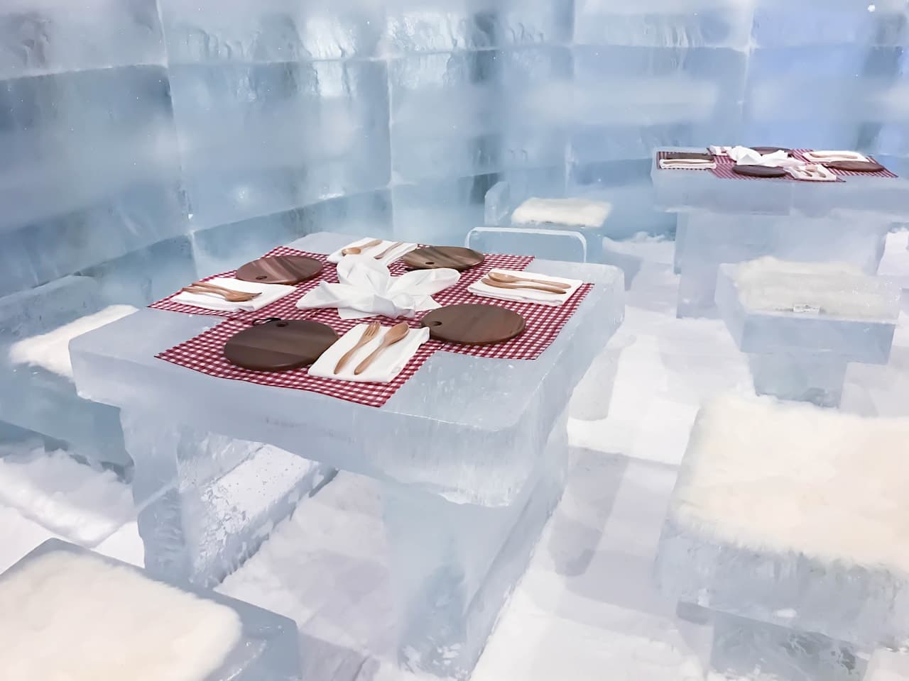 Abendessen im Snow Village thumbnail